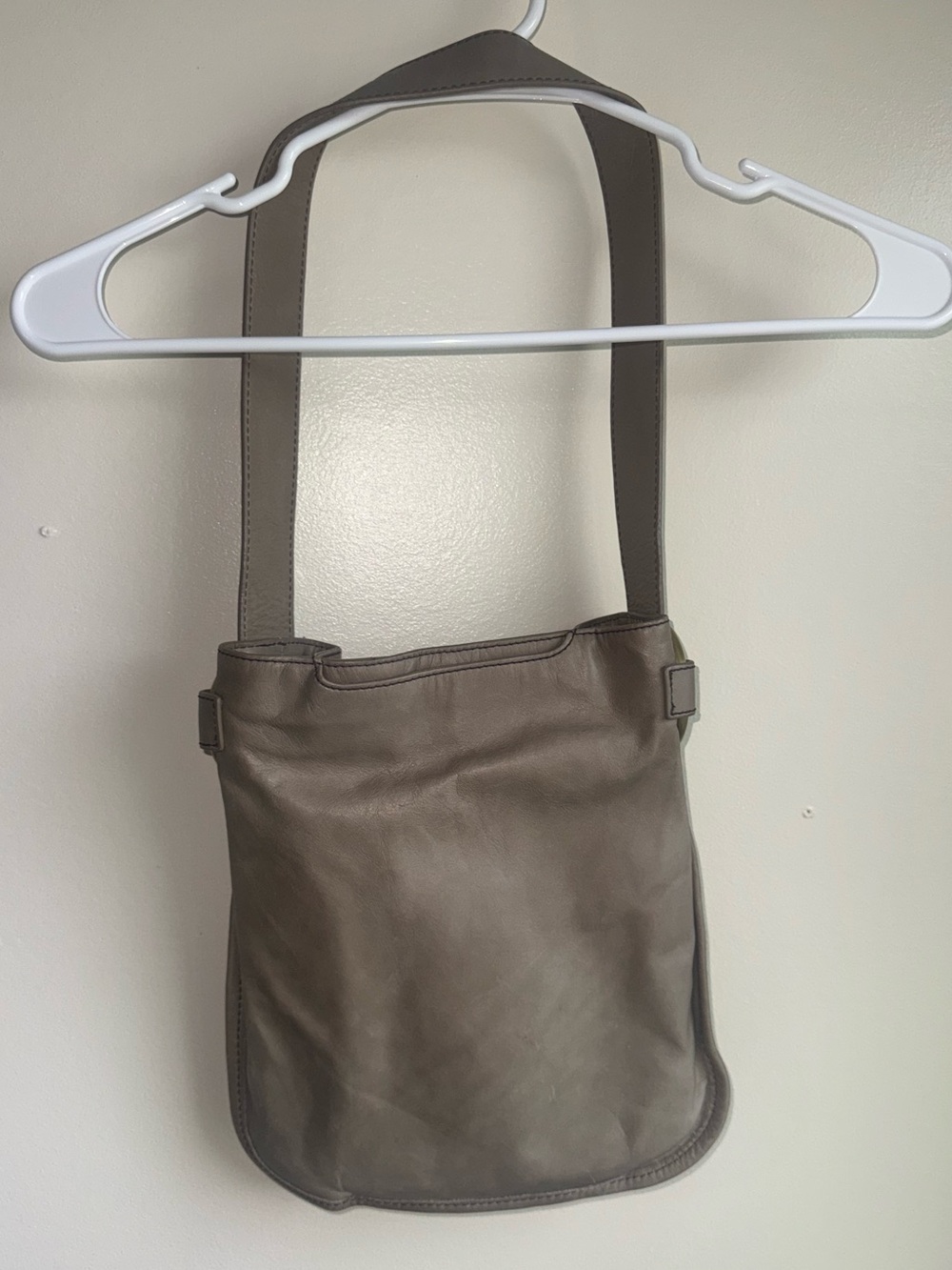 HOBO Genuine Leather Small Shoulder Bag Taupe Gray Brass Ring Boho Slouchy Purse